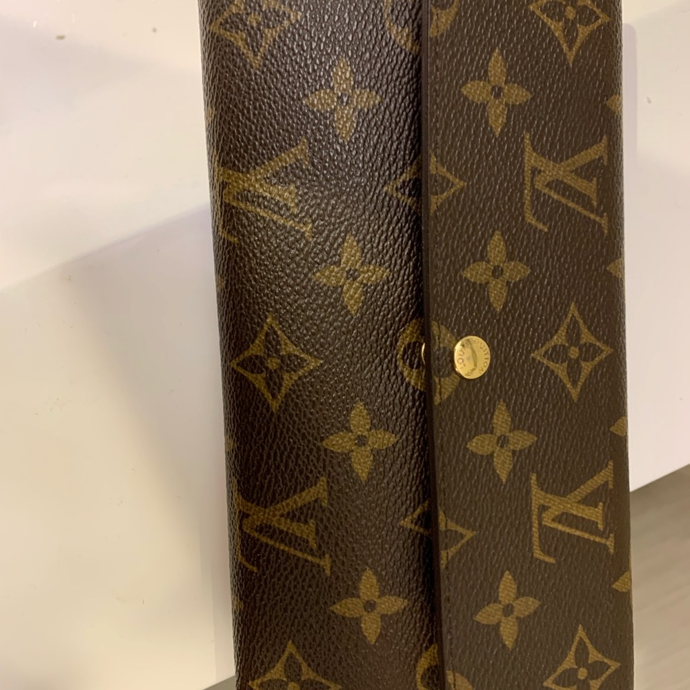 Authentic Luís Vuitton wallet